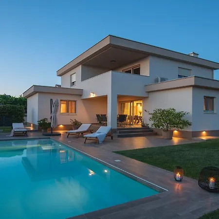 Villa Modern In Póla