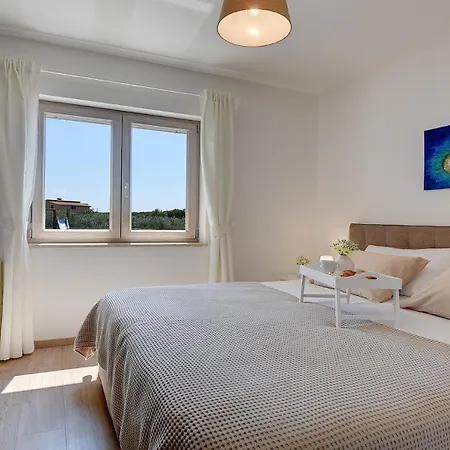 Villa Modern In Póla