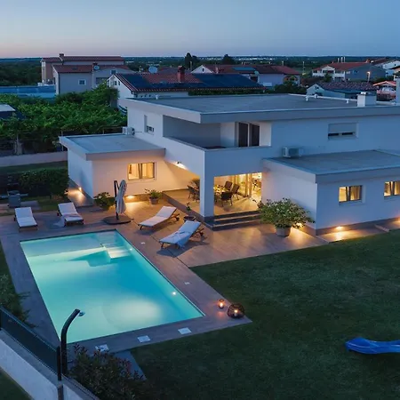 Modern In Villa Póla