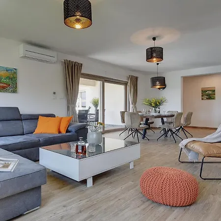 Villa Modern In Póla