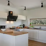 Modern In פולה