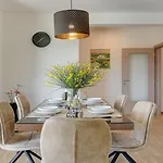 Modern In פולה